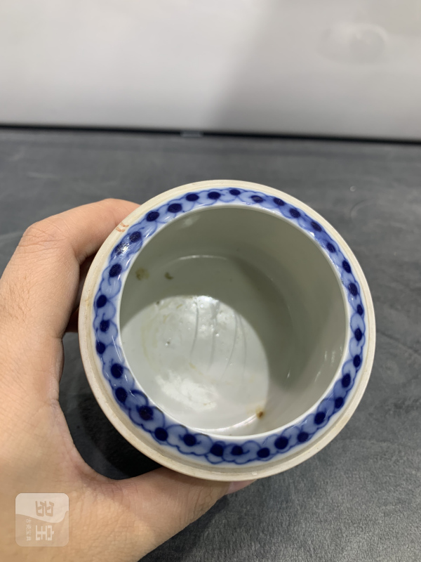 清晚期青花描金团鹤纹寿桃形钮盖盒 - 图6